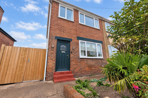 3-bed terraced on Stanley Street, Featherstone, Pontefract, West Yorkshire, £975/mo