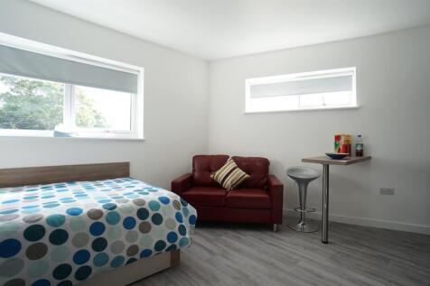 Studio flat on College Road, Bangor, £923/mo