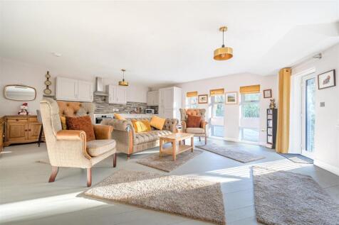 OPEN PLAN LOUNGE / DINING ROOM / KITCHEN