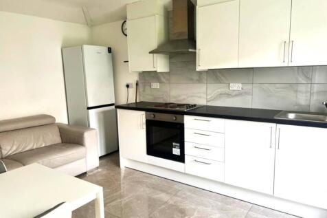 Flat to rent Redden Court Road, Romford RM3