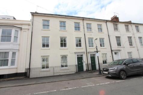 3-bed flat on Flat 4, 14-16 George Street,Leamington Spa,CV31, £1,290/mo