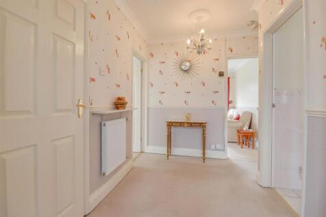 16 LONGFIELD CLOSE INSIDE-3.jpg