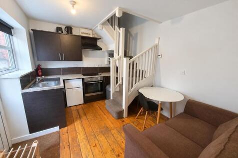 1-bed terraced on 84A, Edleston Rd, Crewe, Cheshire, £695/mo