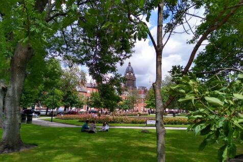 Park Sq  view of Leeds Town Hall.jpg