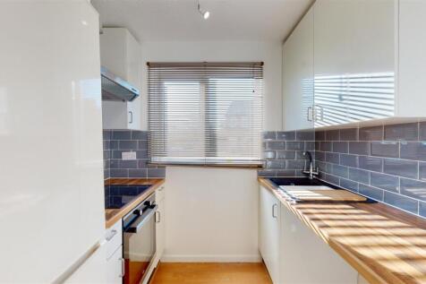 Ladycroft Close 22 Kitchen 2.jpg