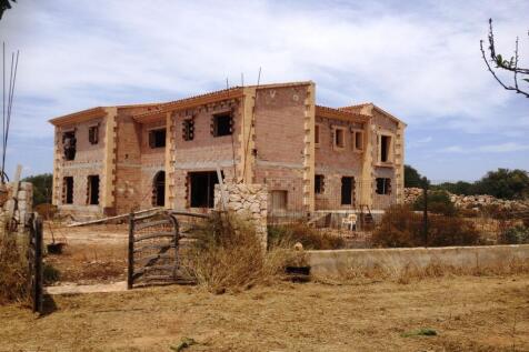 Spacious finca under shell construction in Llucmajor 