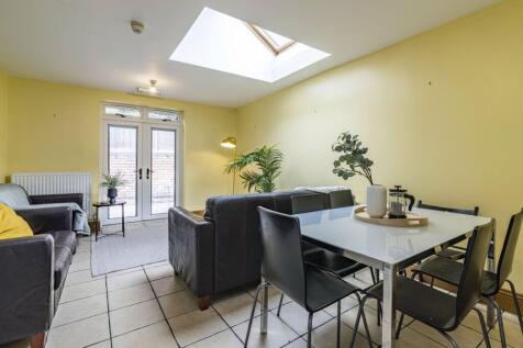 7-bed semi-detached on Gloucester Avenue, Nottingham, NG7, £4,928/mo