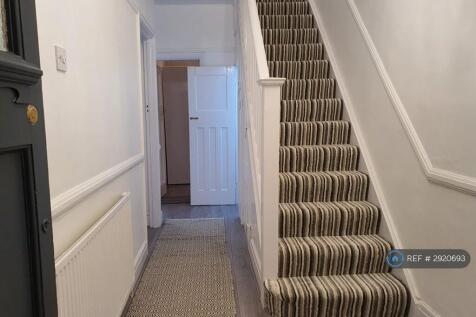Chigwell Road, Woodford Green, IG8 photo 5