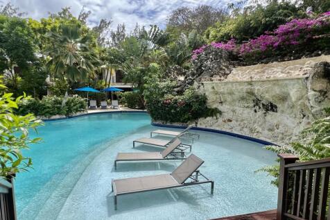 Claridges_10_communal_pool_chairs.jpg