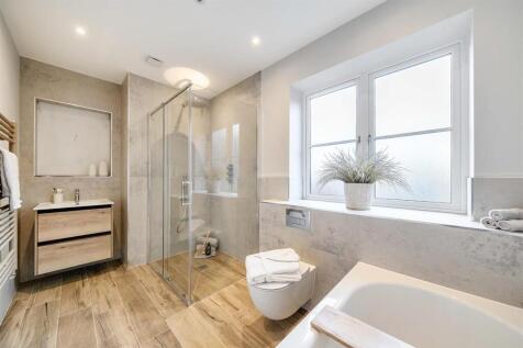 2 Truman Place family bathroom.jpg