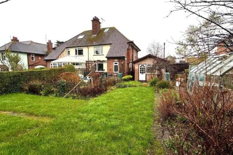 LARGE DOUBLE WIDTH REAR GARDEN