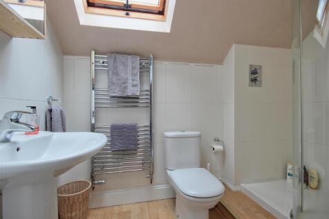 EN-SUITE SHOWER ROOM