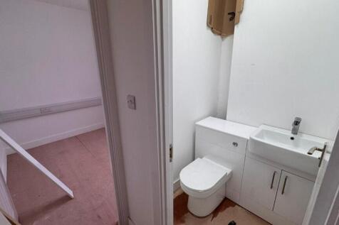 Retail Property (high street) to rent Image 3