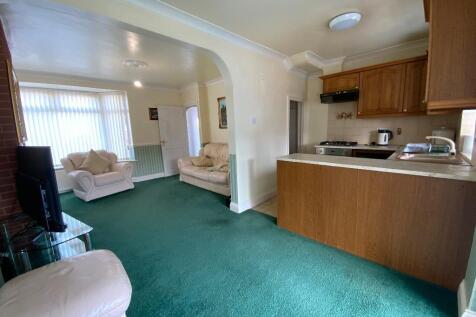 OPEN PLAN KITCHEN/LIVING ROOM