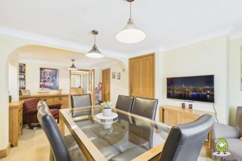 EweMove Estate Agents Basingstoke - Dursley Cottag