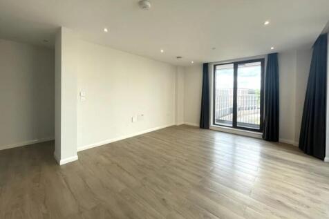 Woking, Surrey, GU21 photo 5