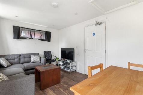Available Sept 2027 -   4 Rooms - Stallard Road photo 4