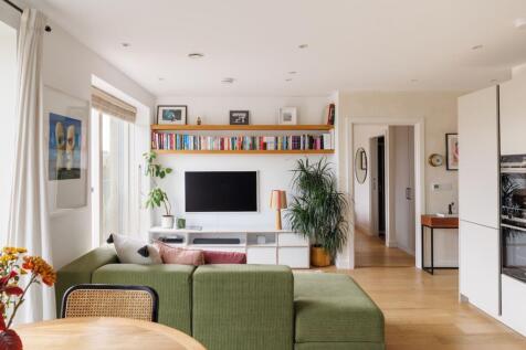 Hereford Place, Embankment Court, SE14. 2 bedroom flat for sale