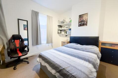 Bright double bedroom with desk and shelving...