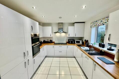 Fully Fitted Kitchen