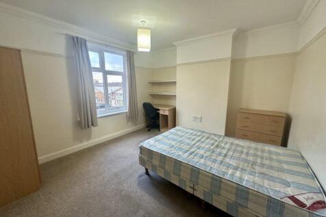 Knighton Fields Road East, Leicester LE2 6DR photo 5