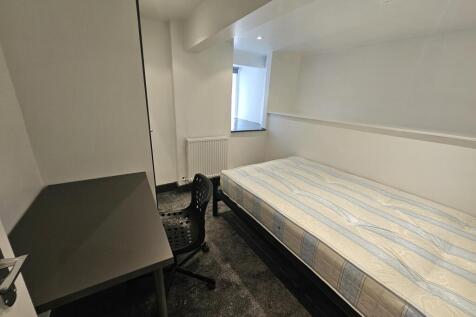 A neat and well-maintained single bedroom featu...