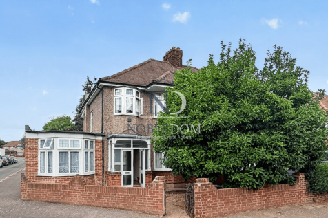 4 Bedroom House with Self-Contained 1 Bedroom Gra