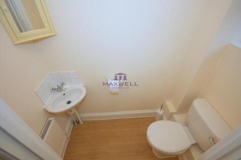 3 bed 2 bath house for rent in Forest Gate E7.