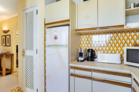 Kitchen with lots of light and equipped