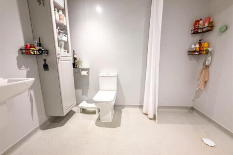 ACCESSIBLE SHOWER ROOM