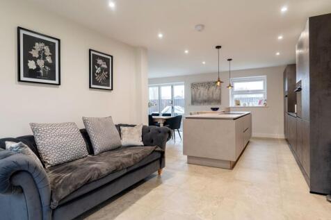 STUNNING DINING KITCHEN AND SITTING ROOM
