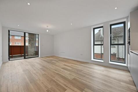 Wrealty - Flat 18, Bejoux Court - Reception3 (1).j