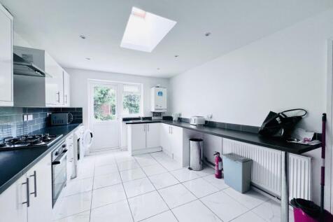 6-bed semi-detached on Harlaxton Drive, Lenton, £3,510/mo