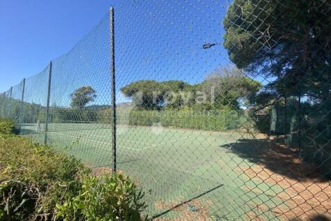 Private tennis court in beachfront residence Mande