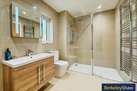 Ensuite Bathroom 1