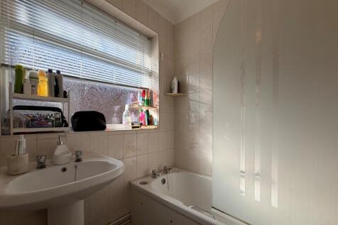 Holly Court, Storrington, RH20 photo 5