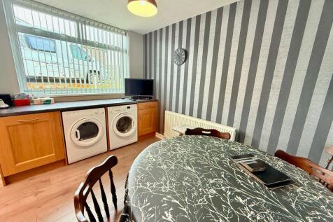 Santa Monica Road, Idle, Bradford, BD10 photo 3