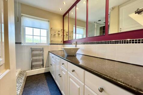 EN-SUITE SHOWER ROOM