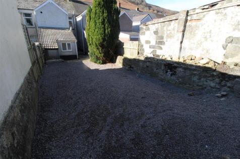 Private outdoor gravel area with stone courtyar...