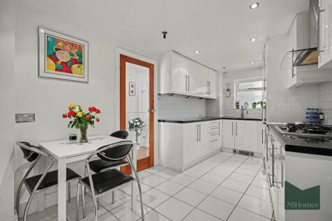 Bourne Hill, London, N13 photo 4