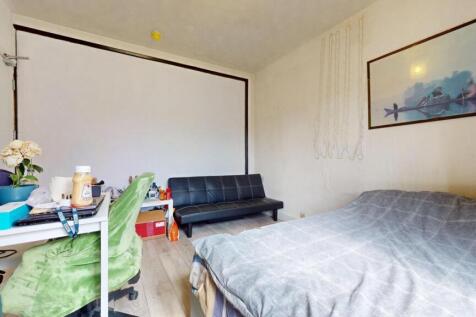 Well-presented double bedroom with a comfortabl...