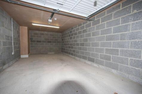 Rare garage in Hill Road!