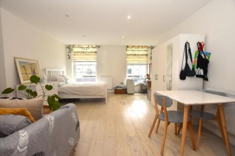 Studio flat on Winchcombe Street, Cheltenham, Gloucestershire, £795/mo