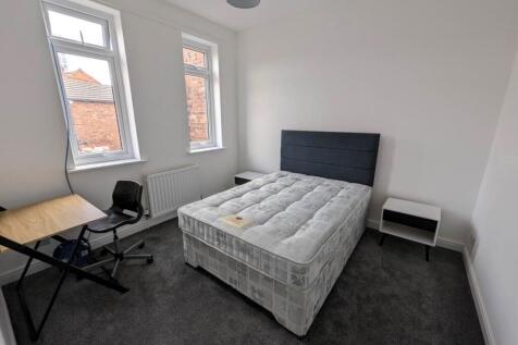4 bed property for rent in South St