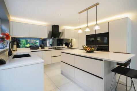 5 bed, 4 bath Detached in Sheffield - Photo 3