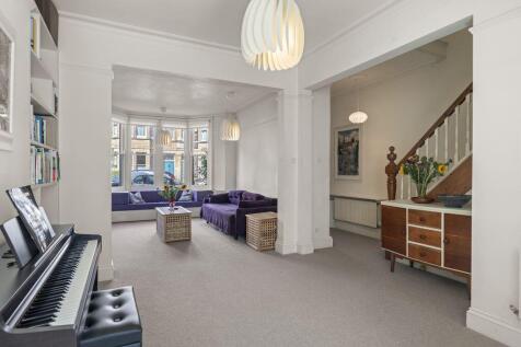 Sitting/dining room