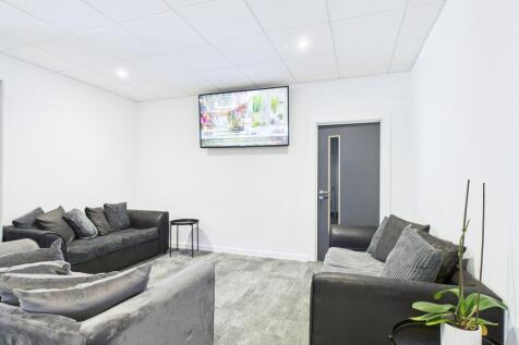 CAM01909G0-PR0421-STILL005