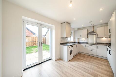 3 bedroom End of Terrace House in West Street, Upton photo 3