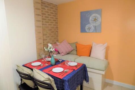 Bright, cosy communal lounge/dining nook with a...