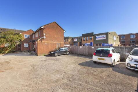 The Willows, Desborough Park Rd-11.jpg